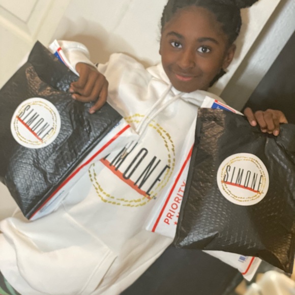 Meet your Poshers Ash & Mia - Picture 9 of 9